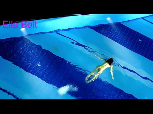 ❤️ Non podo deixar de mirar, unha moza loira que é sorprendida nadando espida na piscina do resort ELLA BOLT Vídeo anal en % gl.justindianpornx.ru % ️❤